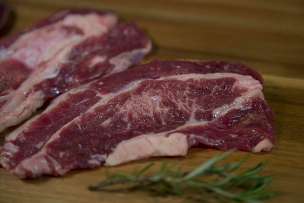 Churrasco Añojo y Cebón madurado 30 días Delirio Res. De fresco color rojo con grasa inter e intramuscular.