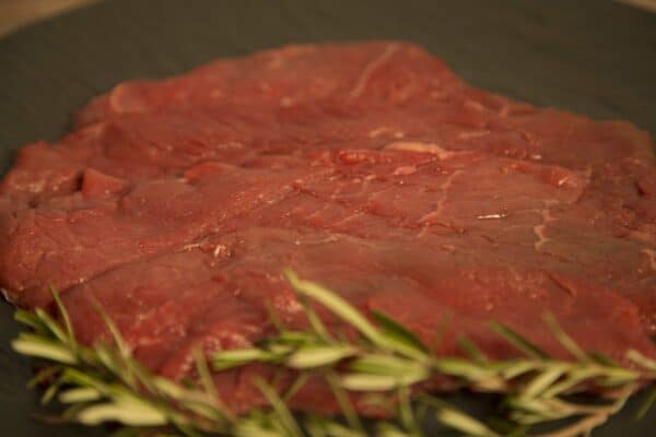 Carne natural madurada Dry Aged en Delirio Res con romero fresco.
