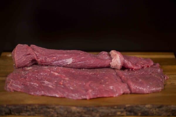 Carne natural madurada en corte grueso para asar o cocinar.