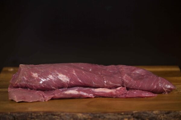 Carne natural madurada, corte de carne de res en tabla de madera.