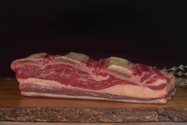 Carne natural madurada de res en corte grueso para asar o cocinar.