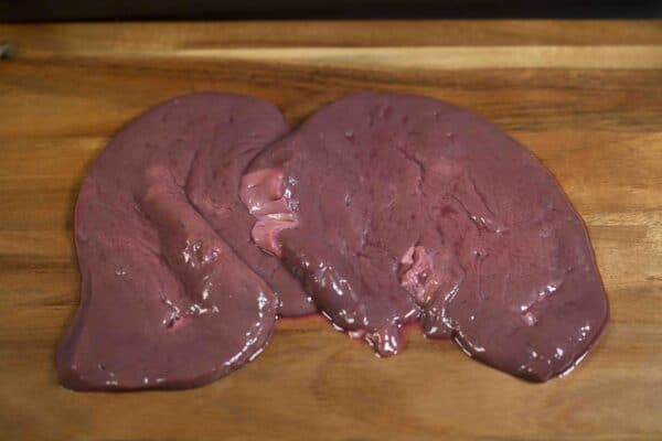 Carne natural madurada de res en corte para asar o cocinar.
