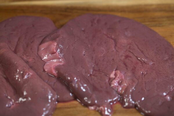 Carne natural madurada en proceso de secado para carne de alta calidad.