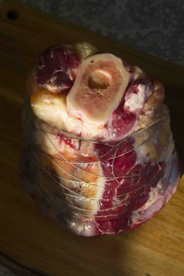 Carne natural madurada en proceso de secado y maduración.