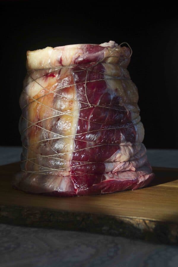 Carne natural madurada Dry Aged en proceso de maduración.