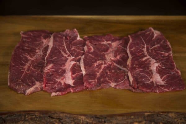 Carne natural madurada de res en corte para parrilla en Delirio Res.